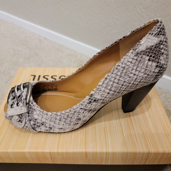 New Fossil open toe snake print heel size 8.5 - Picture 2 of 3